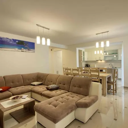 Mit Privatpool Fuer 20 Personen Ca 480 Qm In Banjole, Istrien Istrische Riviera *