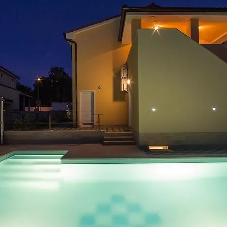 Holiday home Mit Privatpool Fuer 20 Personen Ca 480 Qm In Banjole, Istrien Istrische Riviera